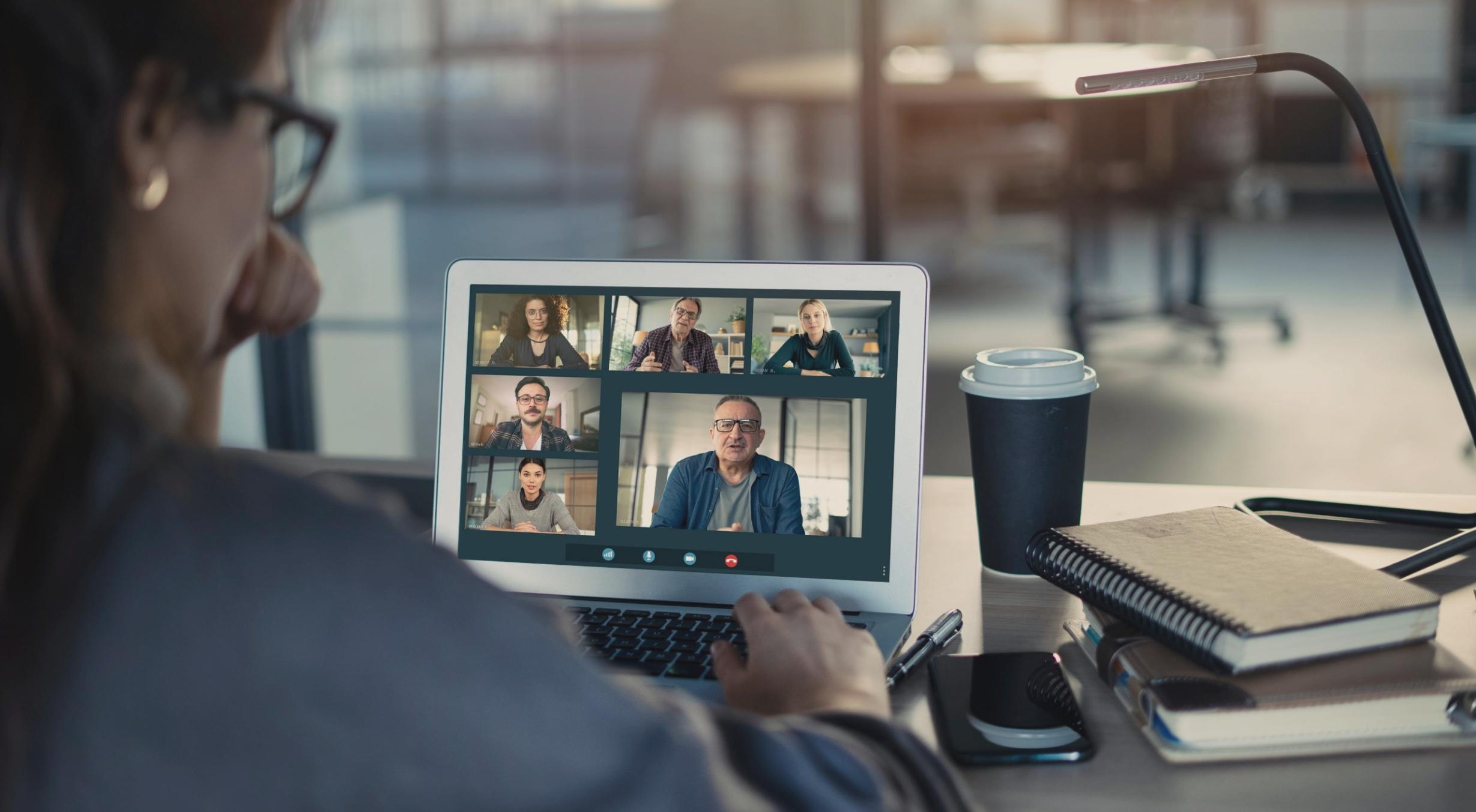 Équipe collaborative travaillant sur des projets d'éducation en ligne